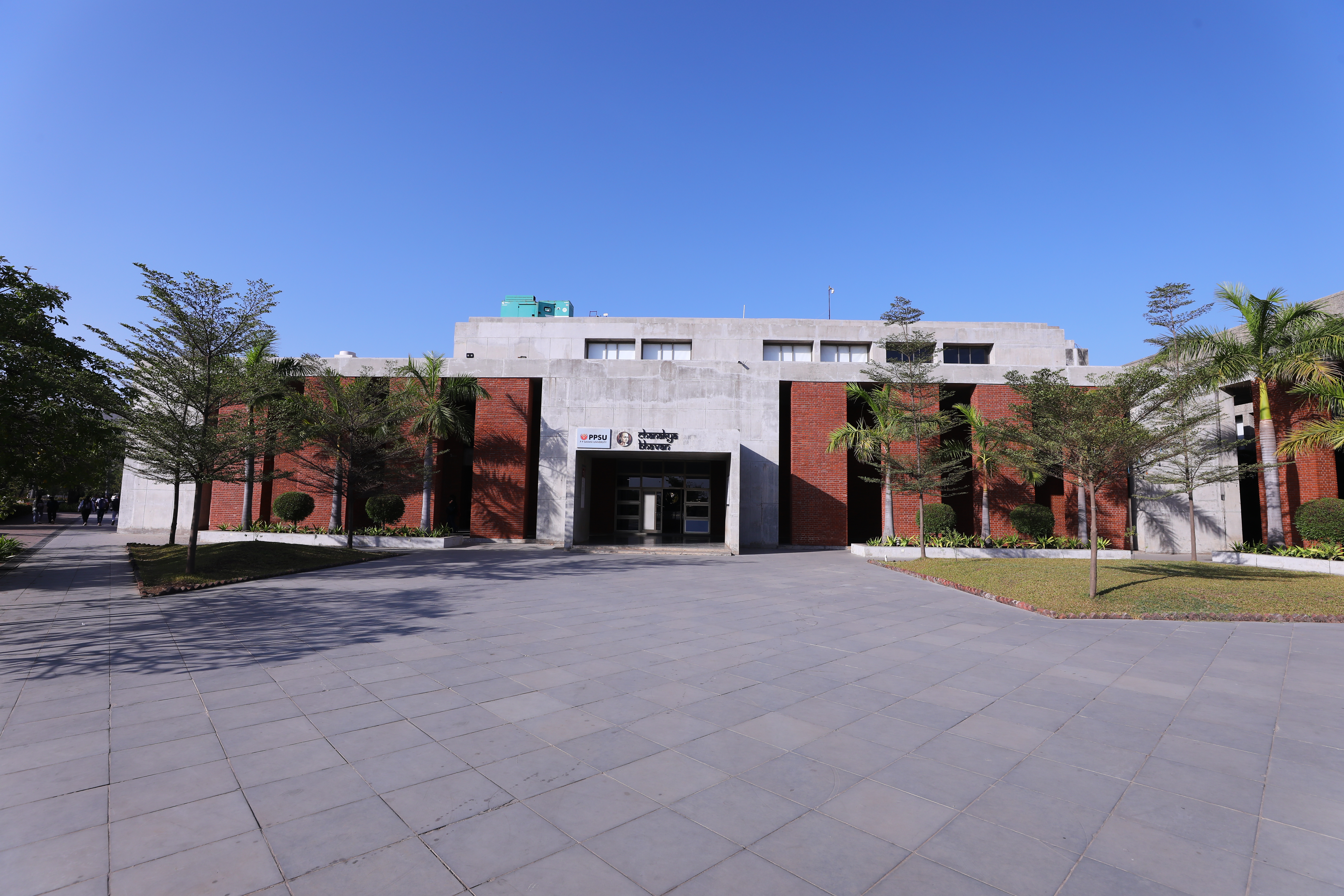 School of Liberal Arts and Management Studies campus moment