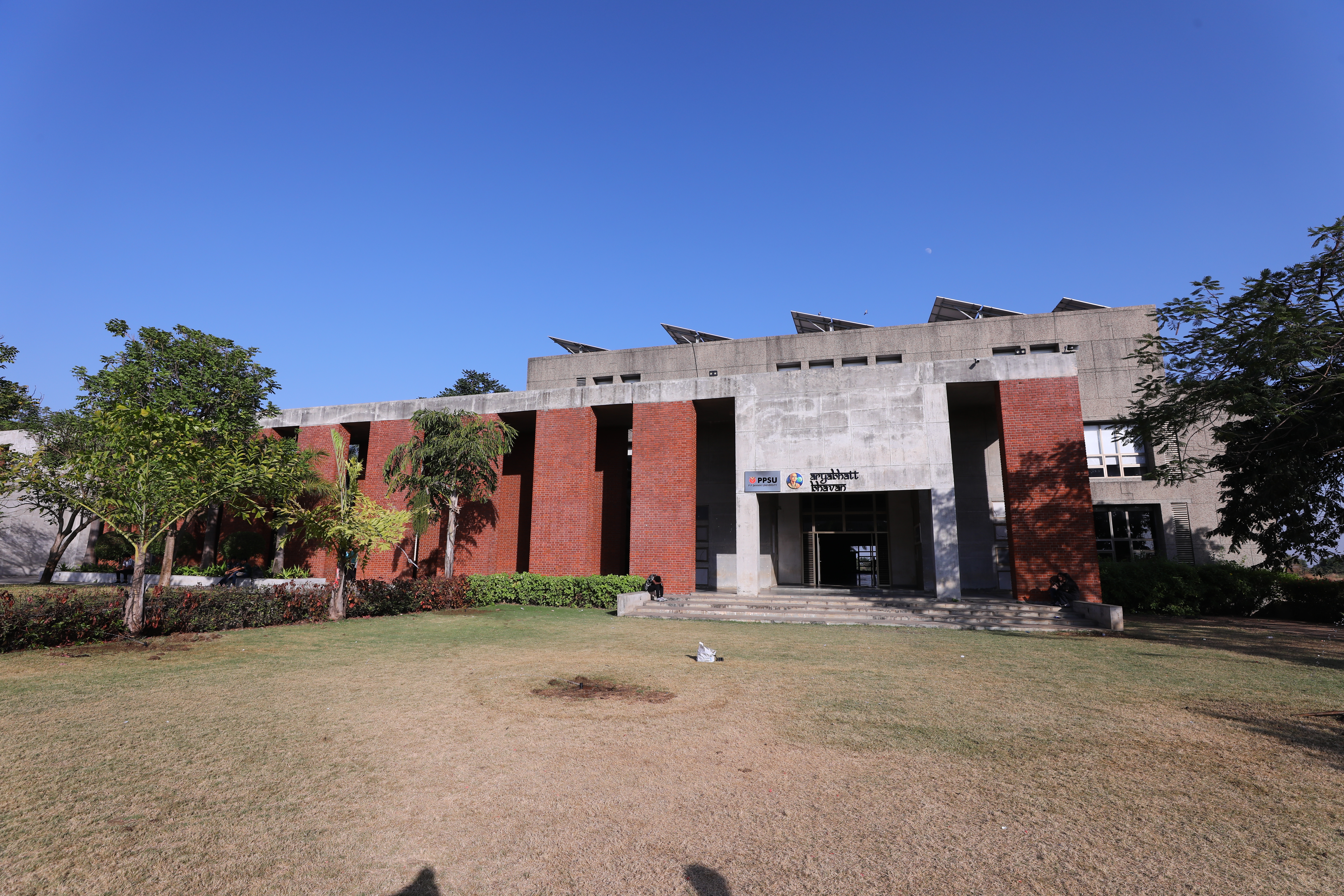 School of Liberal Arts and Management Studies campus moment